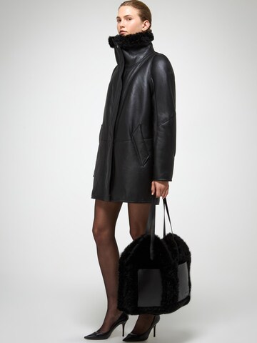 V S P Wintermantel 'Prescillia' in Zwart