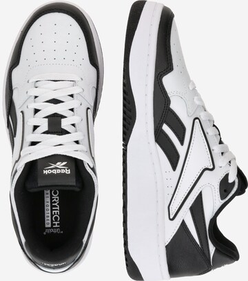 Sneaker bassa 'Atr Chill' di Reebok in bianco