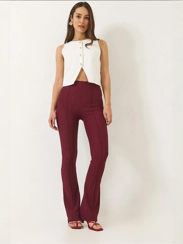 Bianco Lucci - Flared Calças com vincos em vermelho