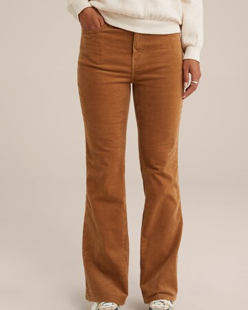 Flared Pantaloni di WE Fashion in marrone: frontale