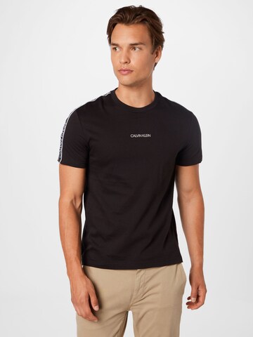 Calvin Klein T-shirt i svart: framsida