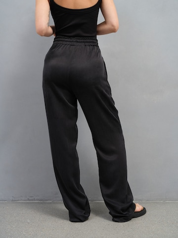 Wide leg Pantaloni 'Johanna' di A LOT LESS in nero