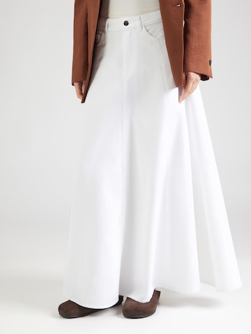 Gonna di monari in bianco: frontale