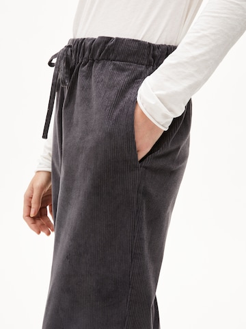 ARMEDANGELS Wide leg Broek 'JAIMILAA' in Grijs