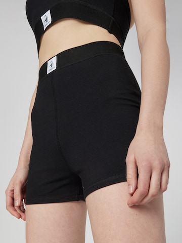 VIERVIER Skinny Shorts 'Joana' in Schwarz