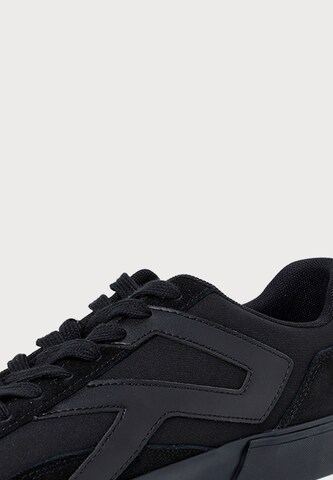 Sneaker low de la Calvin Klein pe negru
