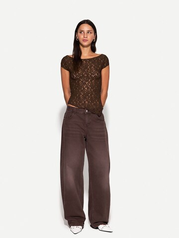 Tricou de la Bershka pe maro