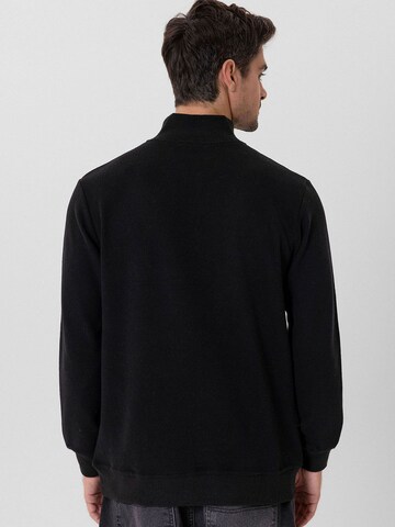 Pull-over 'Alvaro' Jacey Quinn en noir