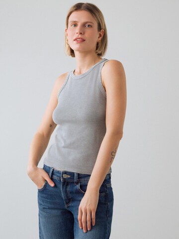 Top di Honest Basics in grigio: frontale