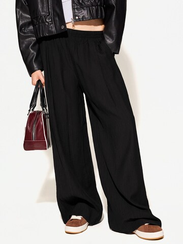 Wide leg Pantaloni di Bershka in nero: frontale