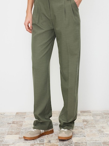 regular Pantaloni con pieghe di Trendyol in verde