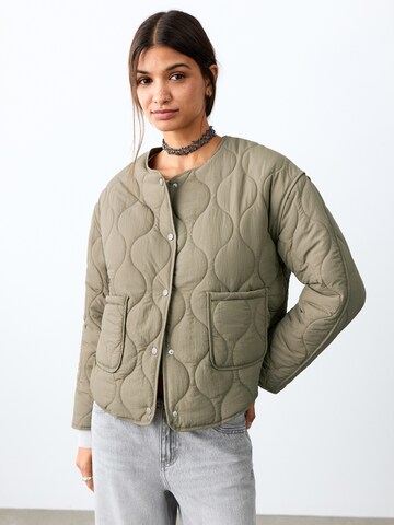 MANGO TEEN Φθινοπωρινό και ανοιξιάτικο μπουφάν 'MARTHA' σε πράσινο: μπροστά