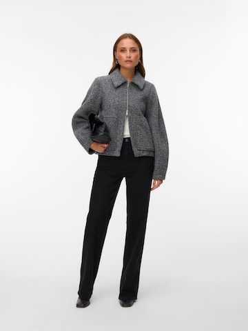 VERO MODA Přechodná bunda – šedá