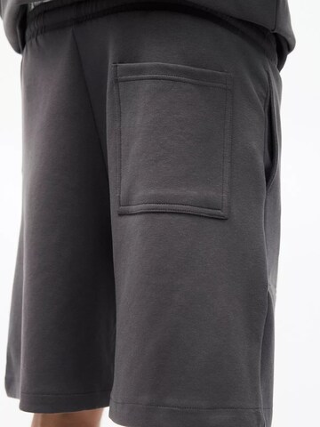 Loosefit Pantalon Pull&Bear en gris