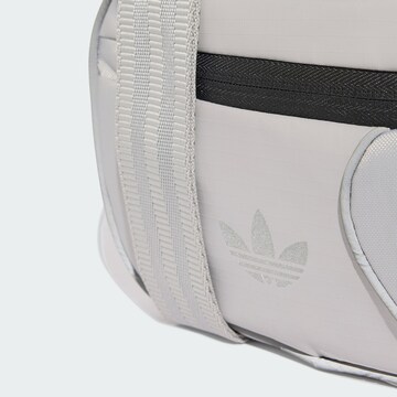 ADIDAS ORIGINALS - Mala de ombro 'Airliner' em cinzento