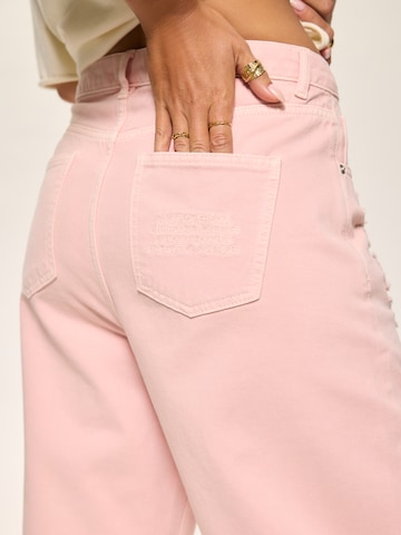 Kamila Šikl Свободный крой Джинсы в Ярко-розовый