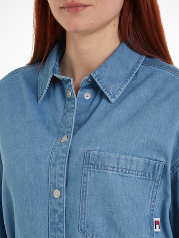 Tommy Jeans Curve Košilové šaty – modrá