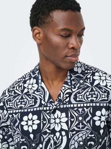 Coupe regular Chemise 'ONSWHITE' Only & Sons en bleu