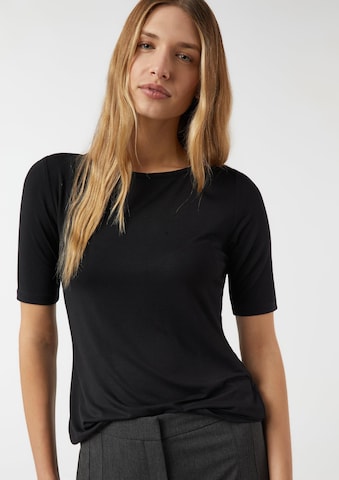 Tricou de la COMMA pe negru