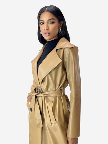 Elara Mantel in Braun