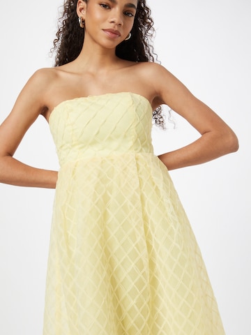 Robe de cocktail True Decadence en jaune