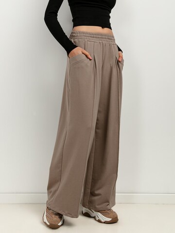 TESSITA Wide leg Pants in Beige: front