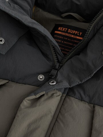 Next - Abrigo en gris