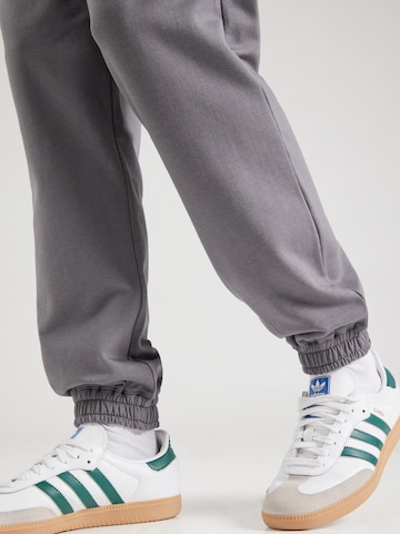 Effilé Pantalon 'Naomi' ABOUT YOU en gris
