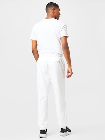 Tapered Pantaloni di Nike Sportswear in bianco