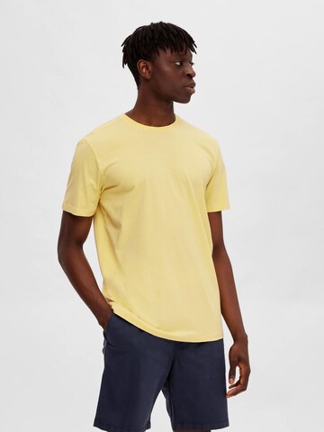 SELECTED HOMME - Camiseta 'ASPEN' en amarillo: frente
