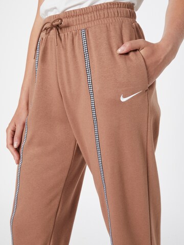 ruda Nike Sportswear Siaurėjantis Kelnės