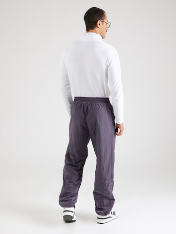 ADIDAS ORIGINALS - Loosefit Pantalón 'Adilenium Season 4 Teamgeist' en lila