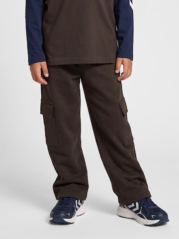 Hummel Loosefit Broek 'Timmi' in Bruin: voorkant