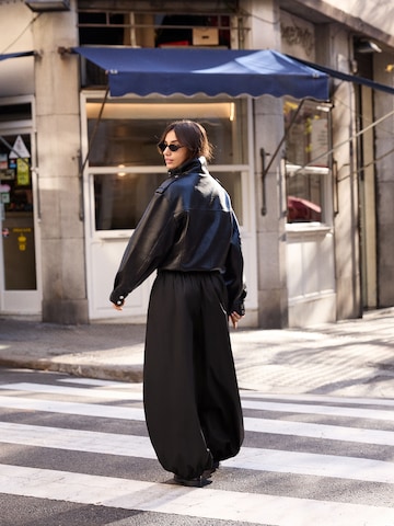 Bershka Tapered Housut värissä musta