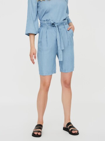 VERO MODA - Loosefit Calças com pregas 'Vivian Aneve' em azul: frente