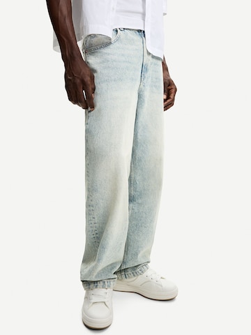Bershka Baggy Jeans in Blue: front