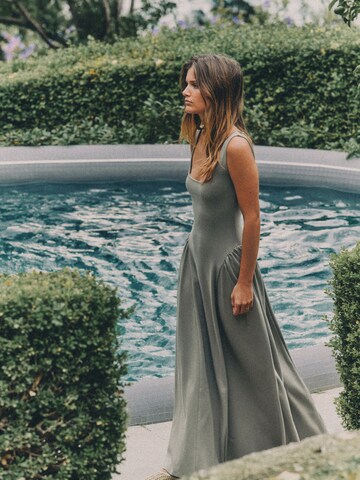 The Set Dress in Blue