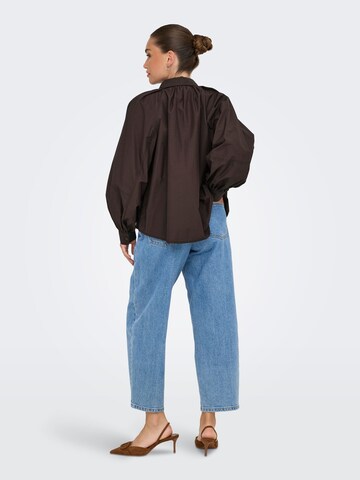 ONLY - Blusa 'ONLRiver' en marrón