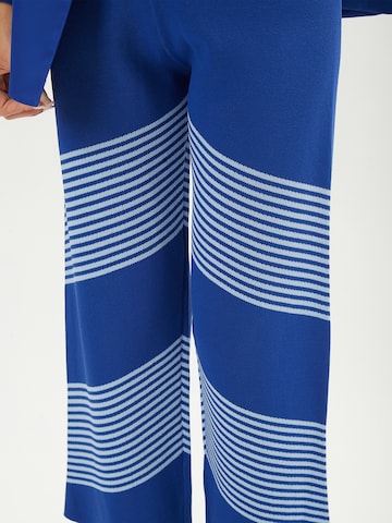 Influencer Loosefit Housut 'Striped knit pants' värissä sininen