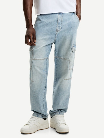 Bershka Baggy Cargo jeans in Blue: front