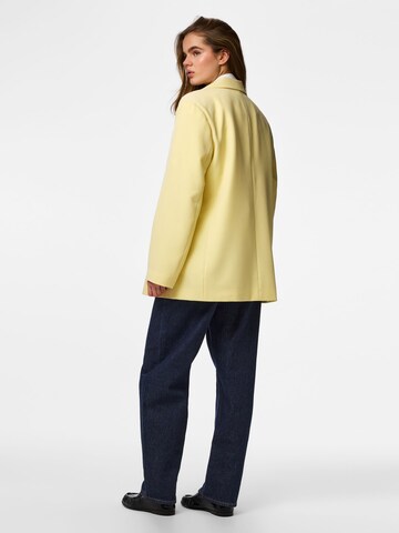 Blazer 'PCKamil' PIECES en jaune
