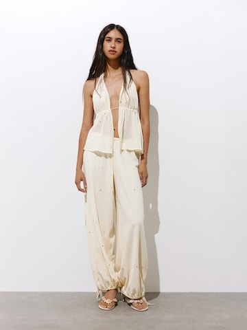 Pull&Bear Дънки Tapered Leg Панталон в жълто
