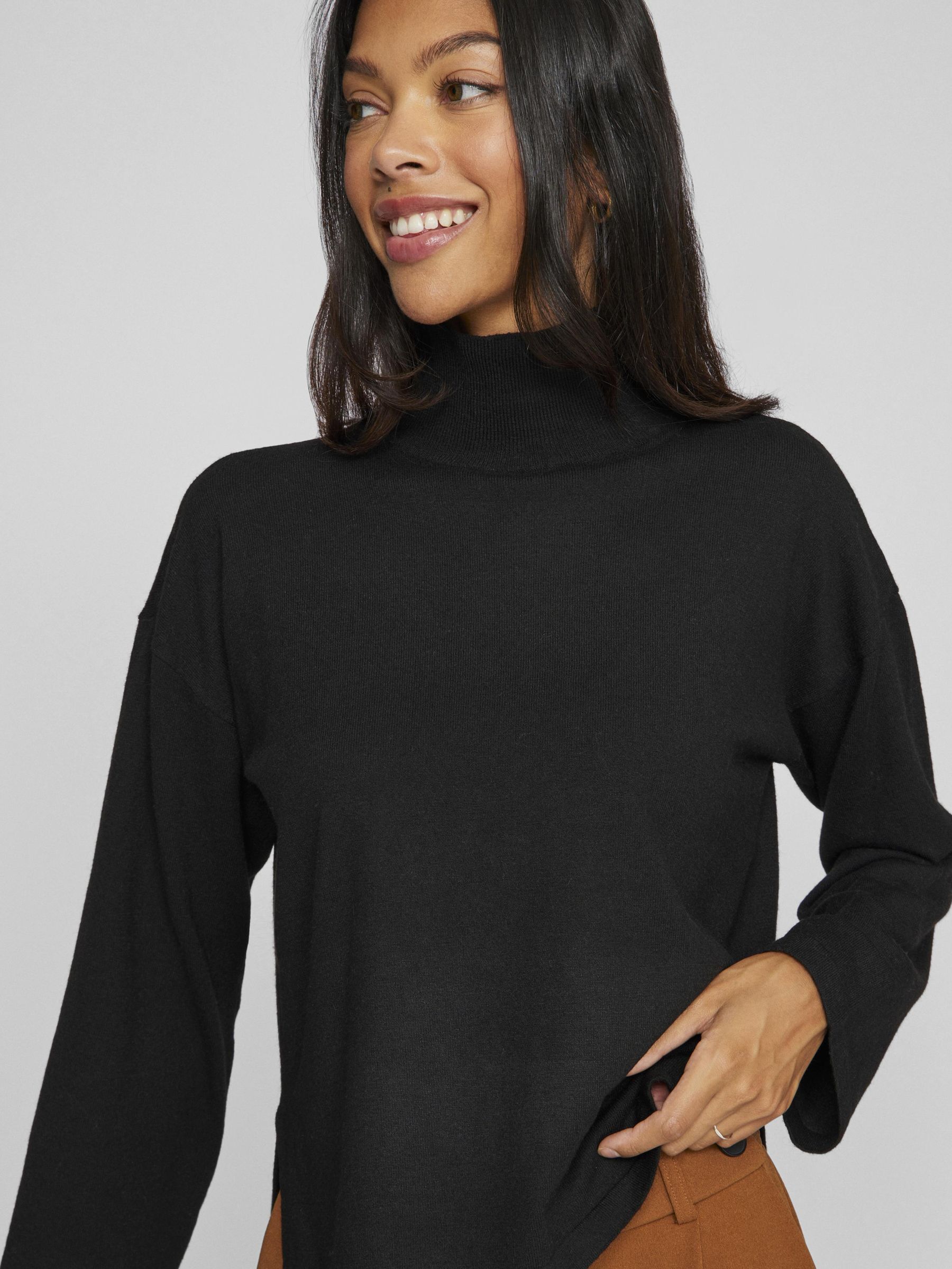 VILA Sweater in Black