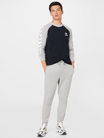 Hummel Tapered Sporthose in Grau