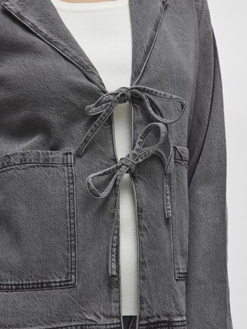 VILA Jacke in Grau