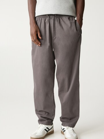 Loosefit Pantalon Pull&Bear en gris : devant