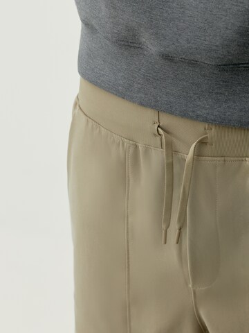 Born Living Yoga Regular Broek 'Tiber' in Groen