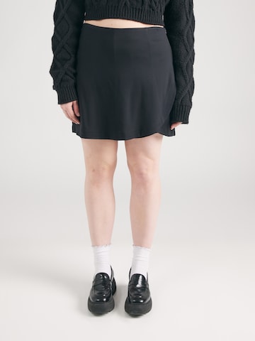ONLY Carmakoma - Falda 'CARGOLDTRASH' en negro: frente