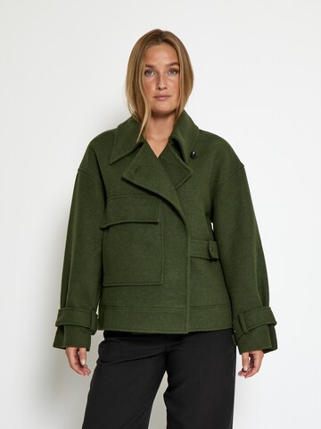 minus - Chaqueta de entretiempo 'Channie' en verde: frente