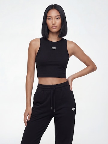 V!BE STUD!OS Τοπ σε μαύρο: μπροστά